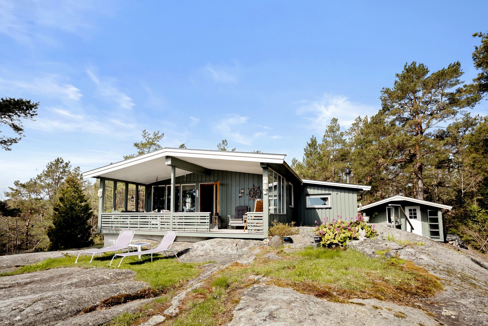 En hytte med usjenert og solrik beliggenhet, med utsikt til sjøen. Galleribilde