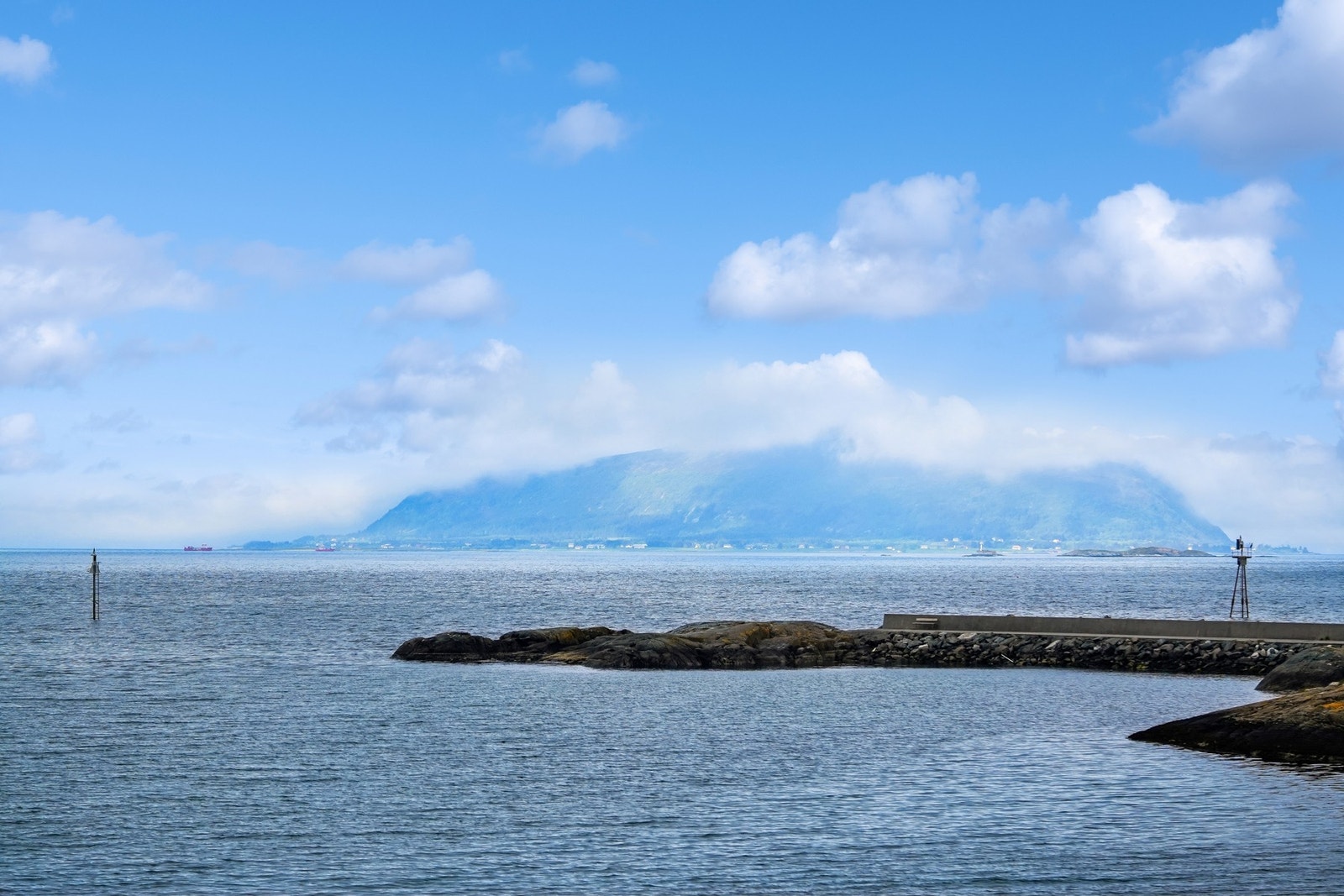 Fra verandaen kan man nyte en vakker utsikt utover havet og videre ut mot Nordøyane - Galleribilde