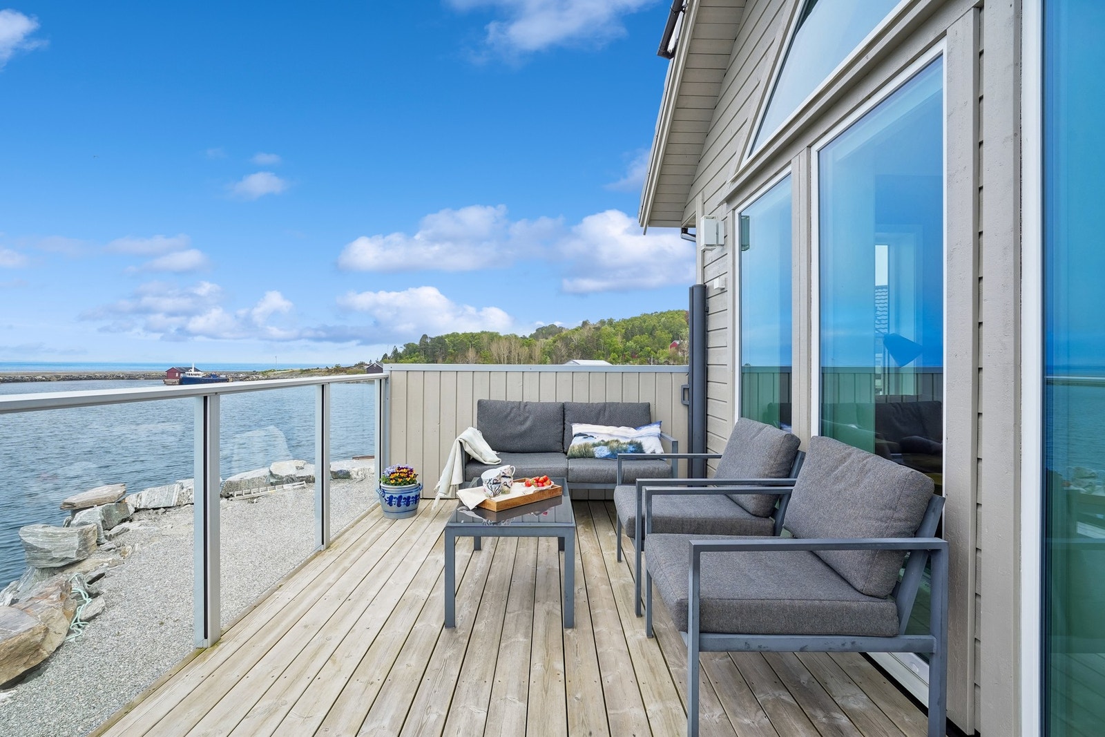 Det er god plass til utemøblene på verandaen - et hyggelig samlingspunkt for familie og venner. Galleribilde