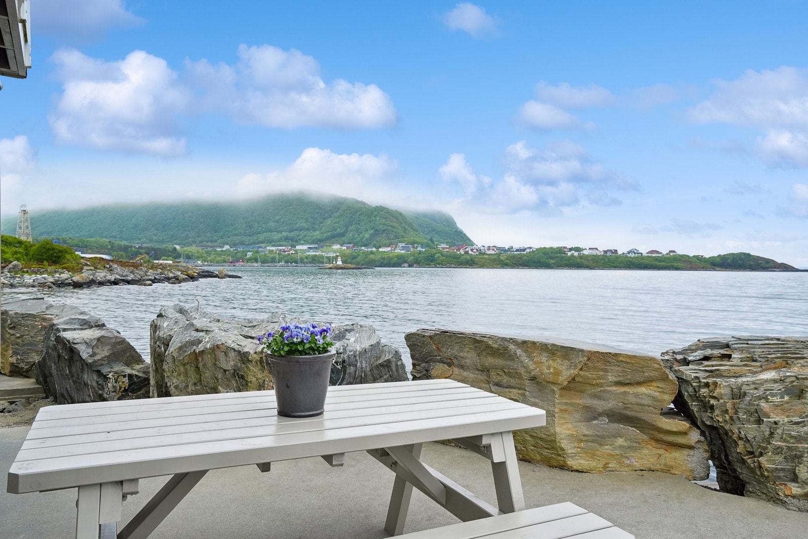 Utsikten følger deg hvor enn du ønsker å samle besøket - til grillingen kan man se rett over mot Synnaland. Galleribilde
