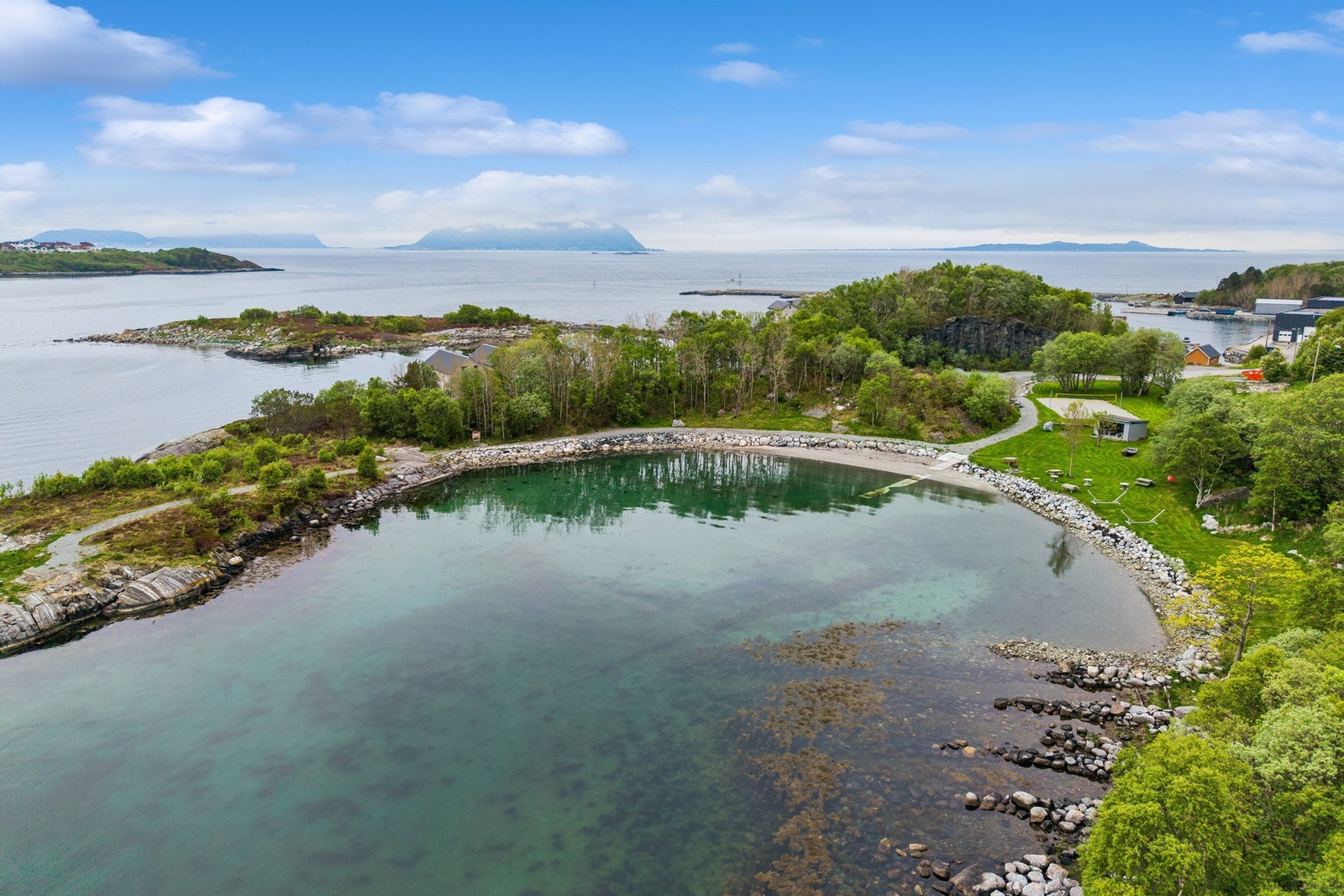 - og en vakker badestrand. I tillegg er det flere flotte turstier, samt enkel tilgang til mer utfordrende fjellturer. Galleribilde