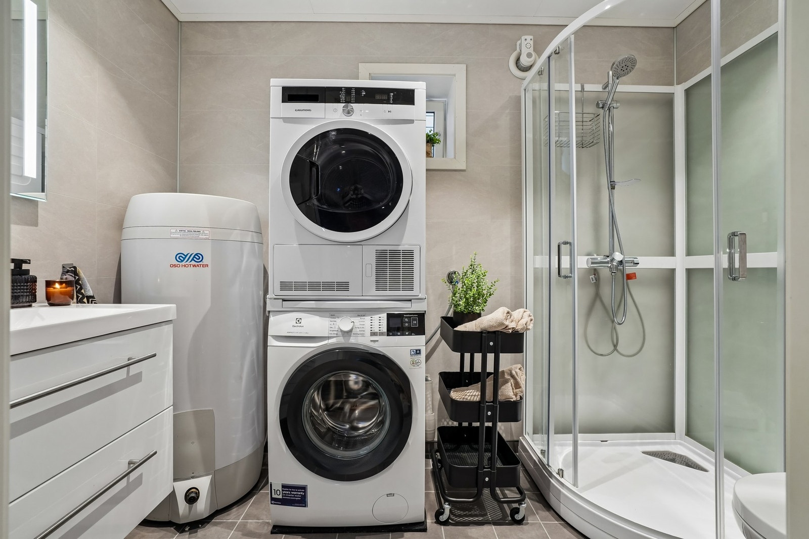 Badet fremstår delikat med tidsriktige fargetoner og et romslig areal. Det er flislagt gulv med elektriske varmekabler og baderomsplater på veggene. Galleribilde