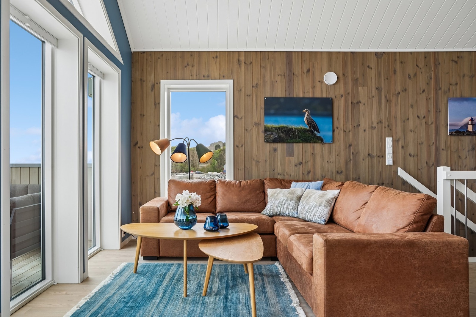 Stuen er i åpen løsning med kjøkkenet og skaper et sosialt allrom med god plass til både spise- og sofagruppe. Galleribilde