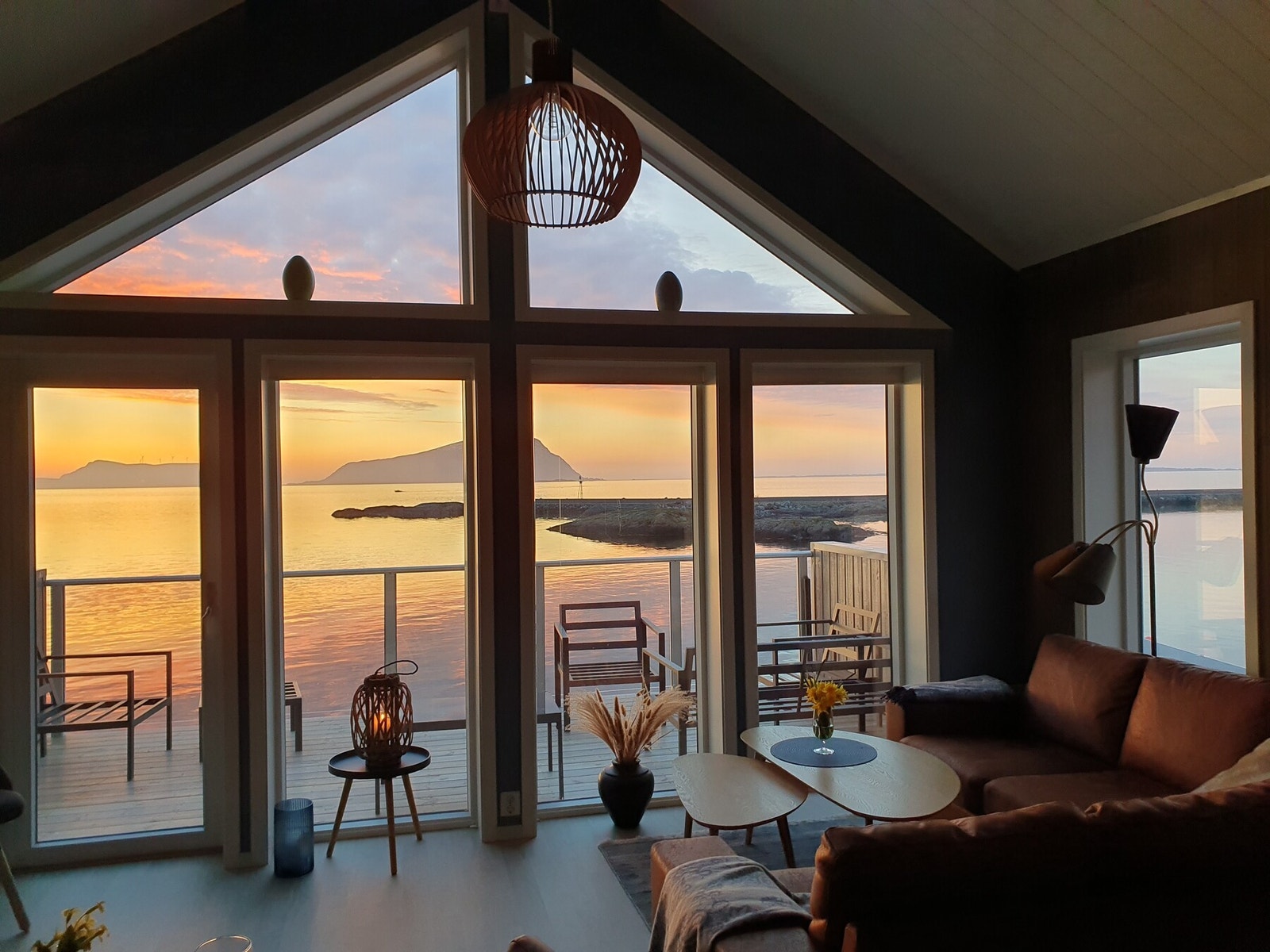 På kvelden setter stemningen seg godt i stuen når slike solnedganger viser seg. Galleribilde