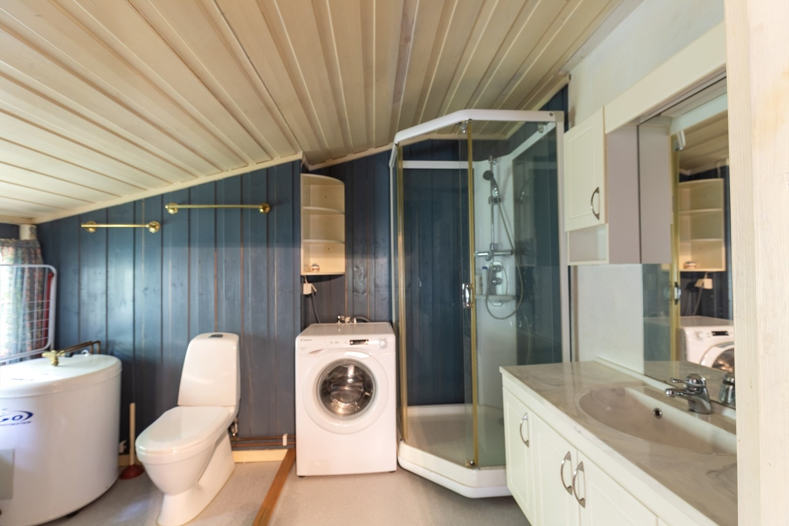 Badet har vinylbelegg på gulvet, elektriske varmekabler, og panel på vegger og tak. Galleribilde