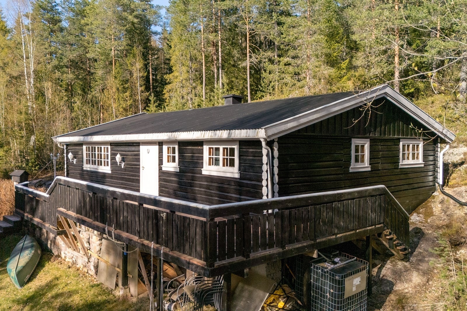 Gammel laftekasse som gir ei solid hytte med sjel og sjarm. Galleribilde