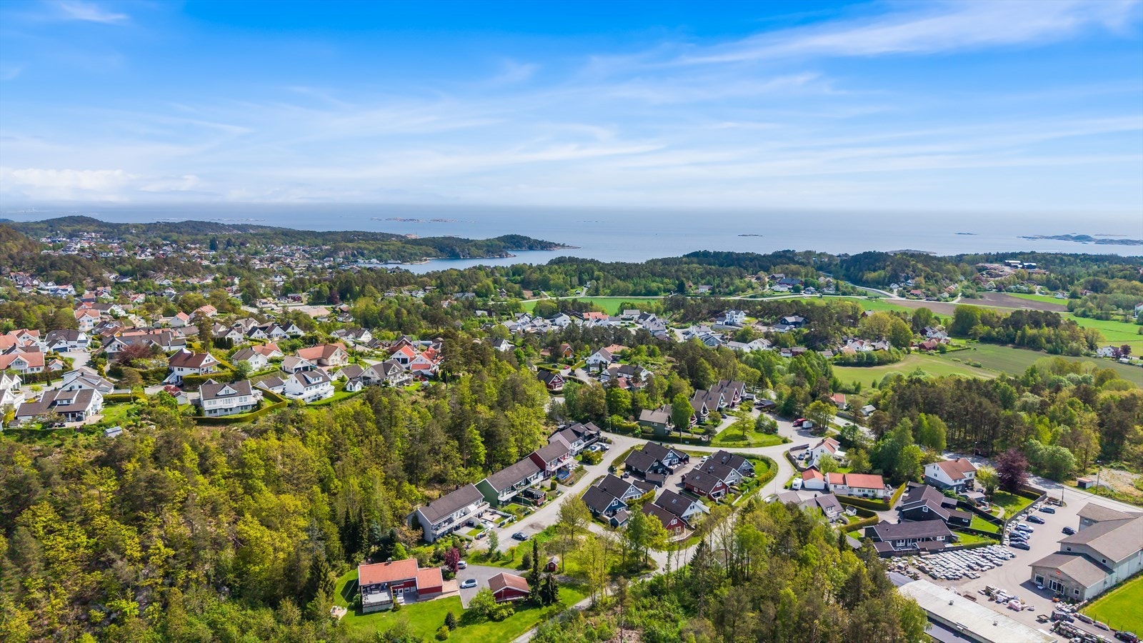 Beliggende i etablert boligfelt i Vestre Moåsen på Fevik. Galleribilde