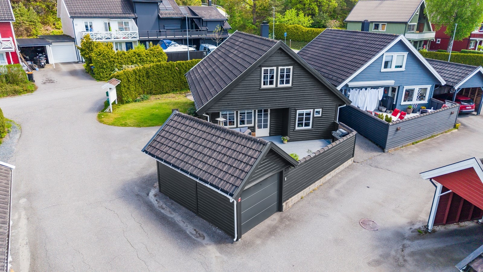Enebolig og garasje. Galleribilde