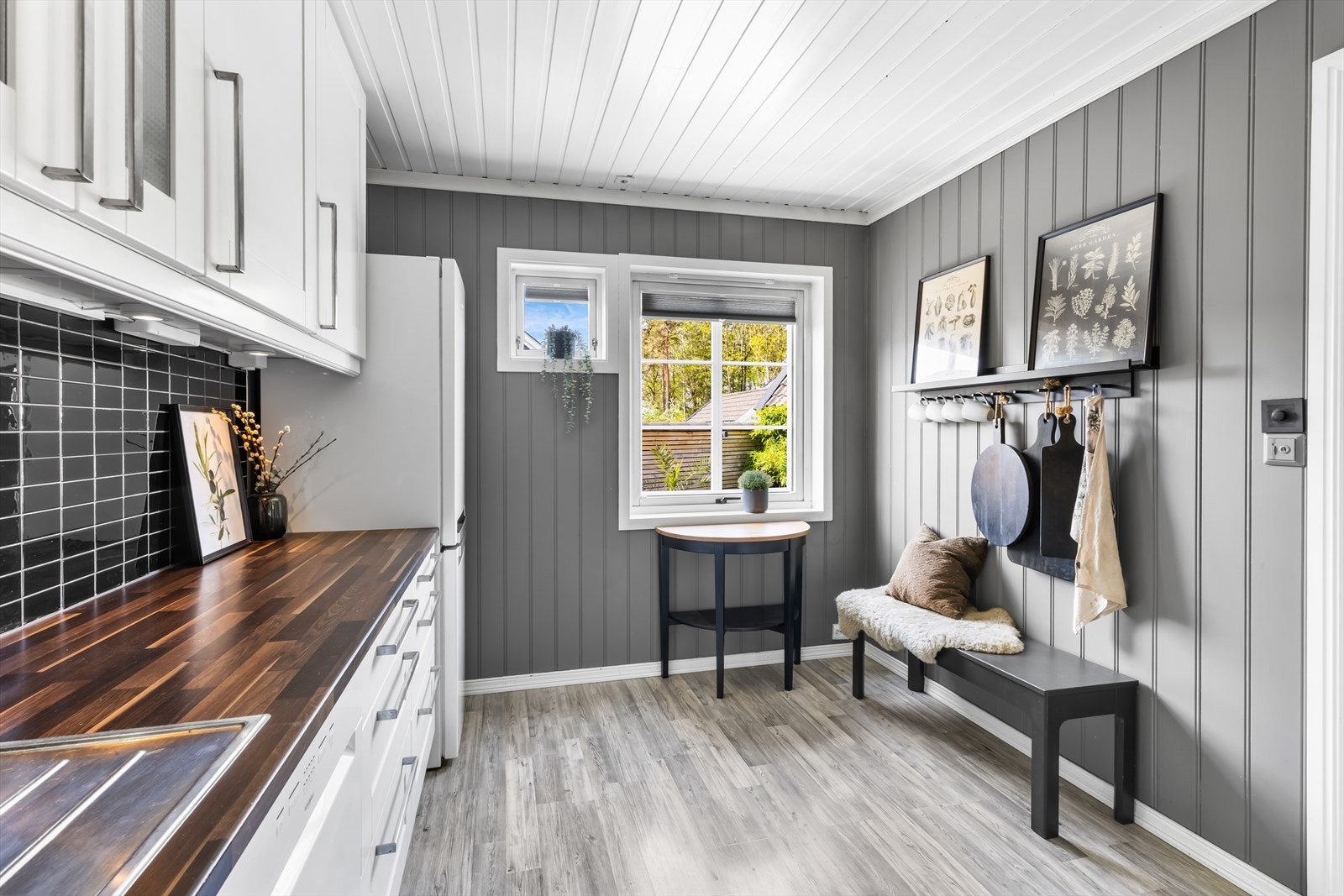 Fra stuen er det adkomst til kjøkkenet, som har en hyggelig spiseplass ved vinduet. Galleribilde