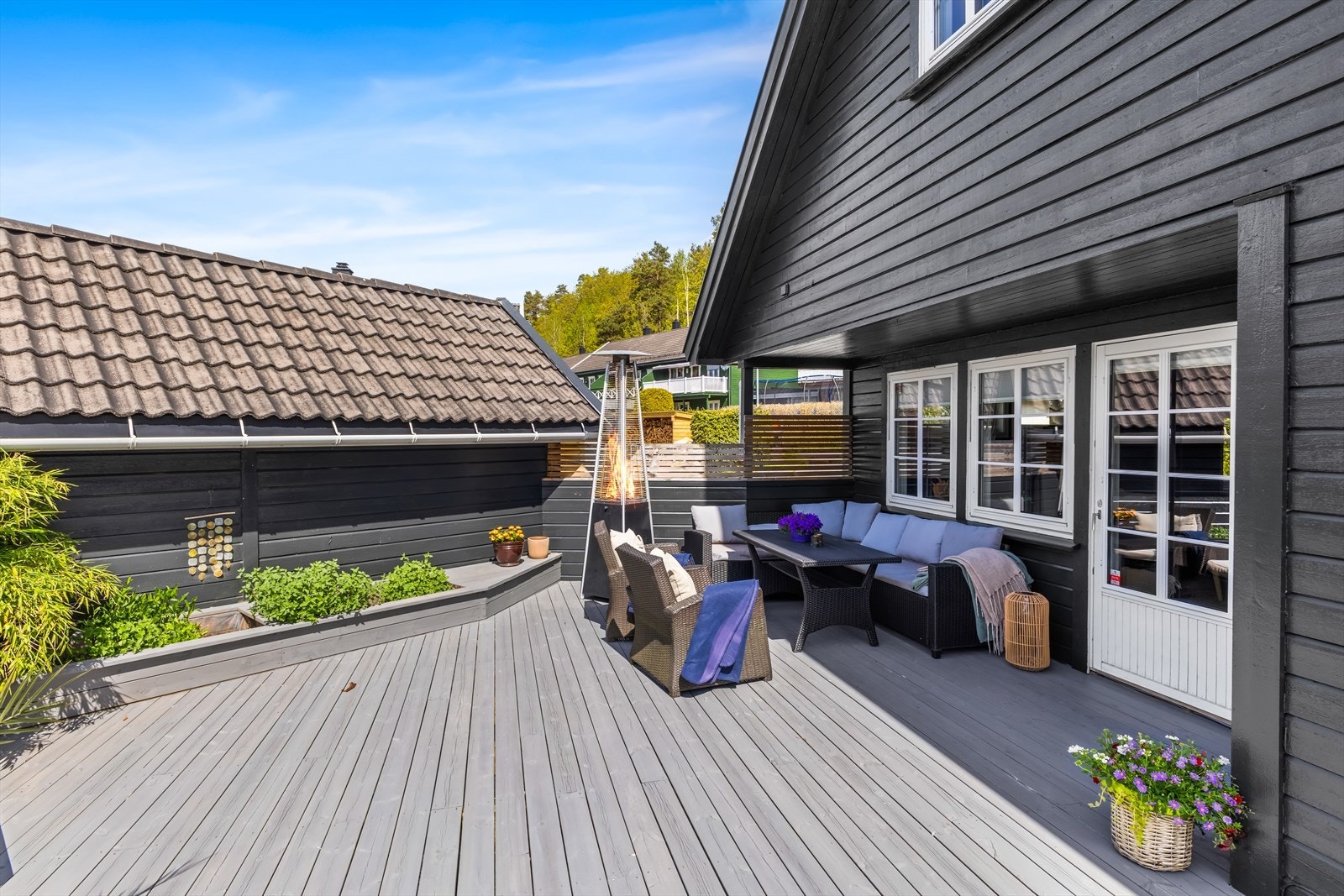 Fantastisk deilig uteområde med med svært gode solforhold. Galleribilde
