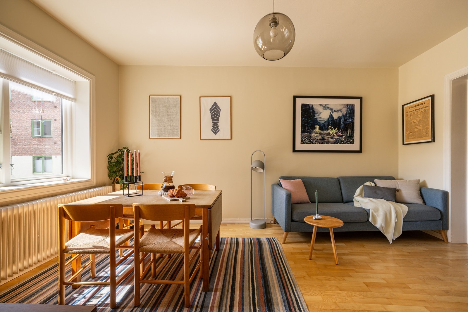 Lysinnslippet sammen med den gode takhøyden på ca. 2,60 meter bidrar til en god og luftig romfølelse. Galleribilde