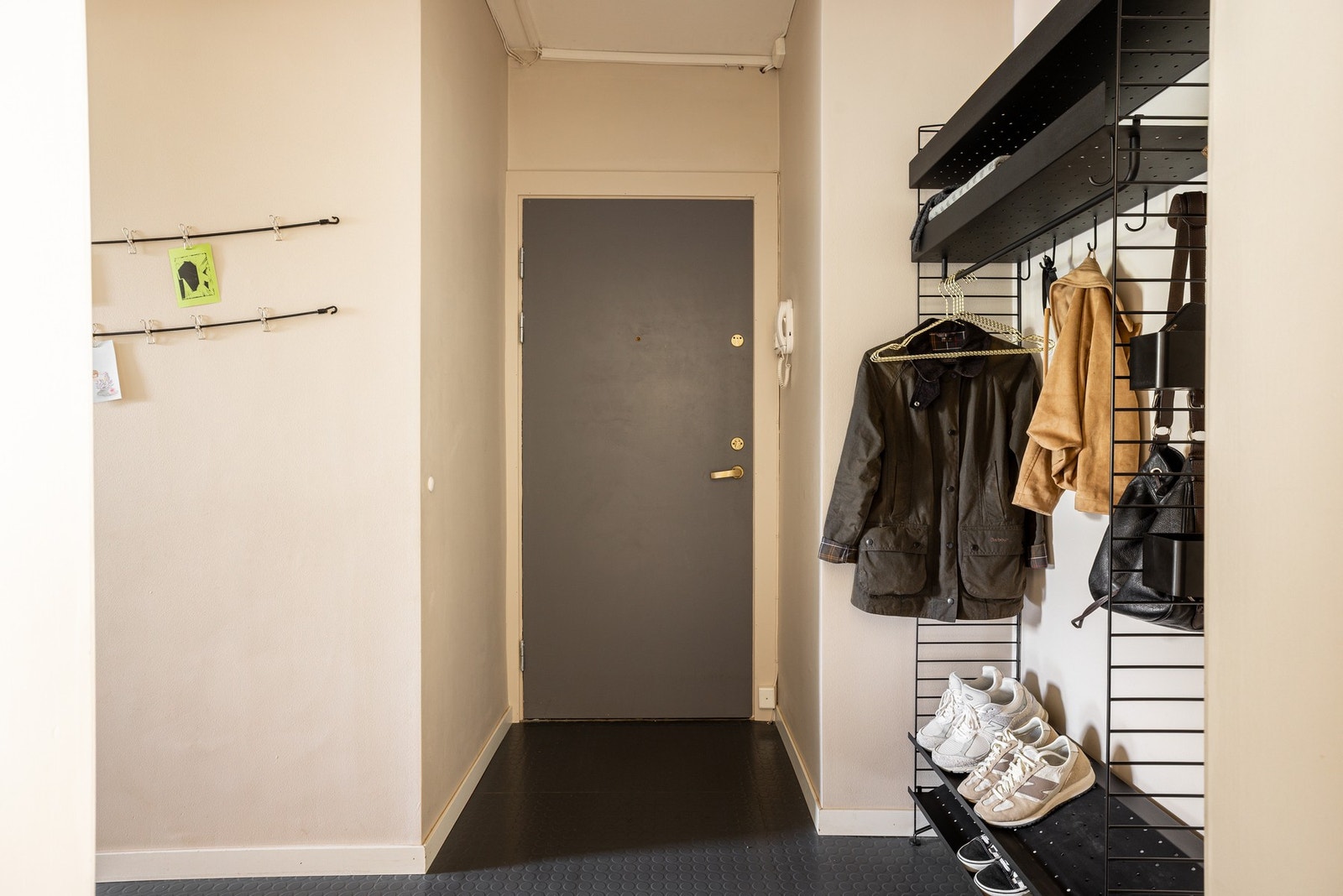 Entréen har gulvbelegg med praktisk gulvvarme. Galleribilde