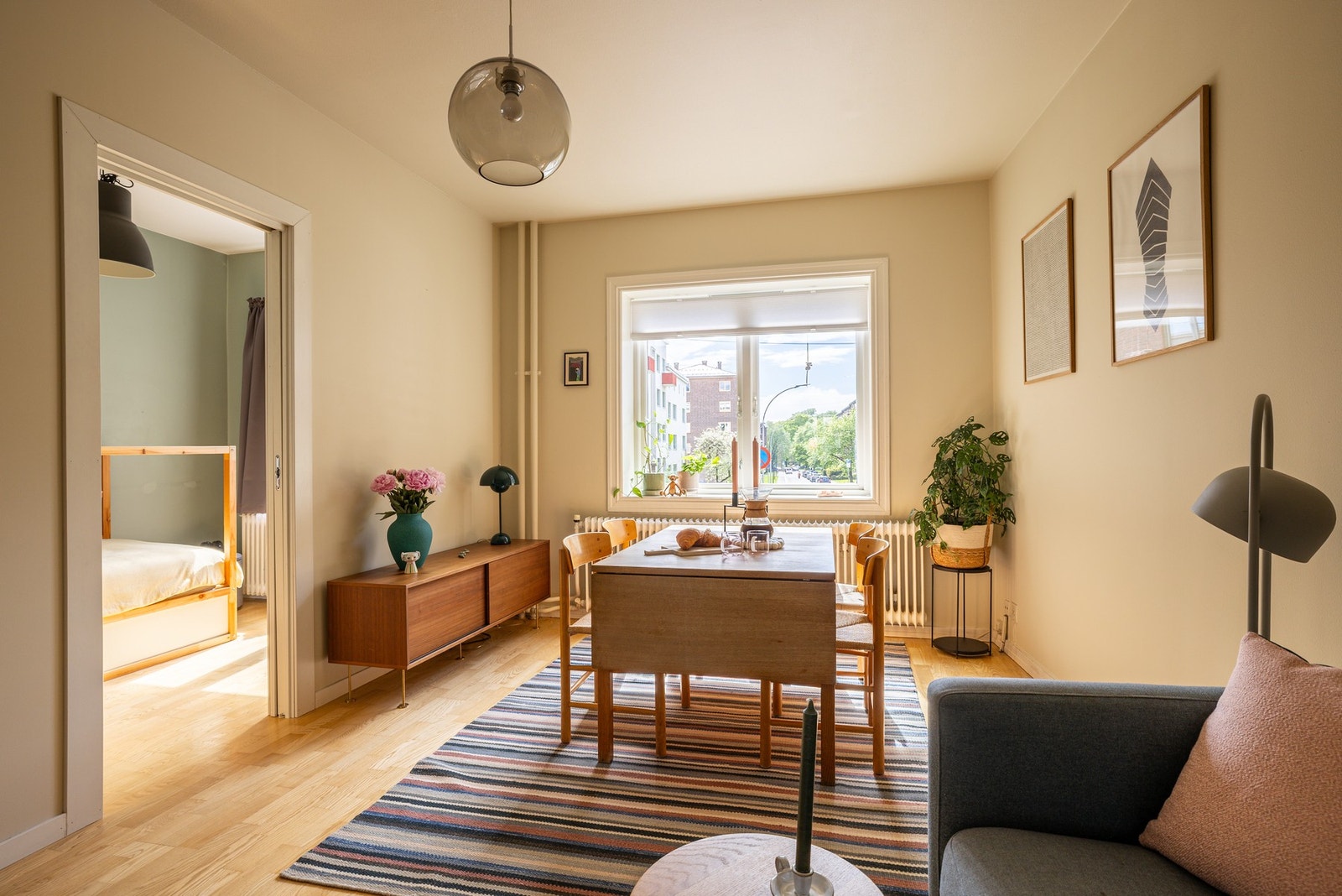 Leiligheten ligger i en høy 1. etasje, og har en gjennomgående planløsning med store, gode og lettmøblerte rom. Galleribilde