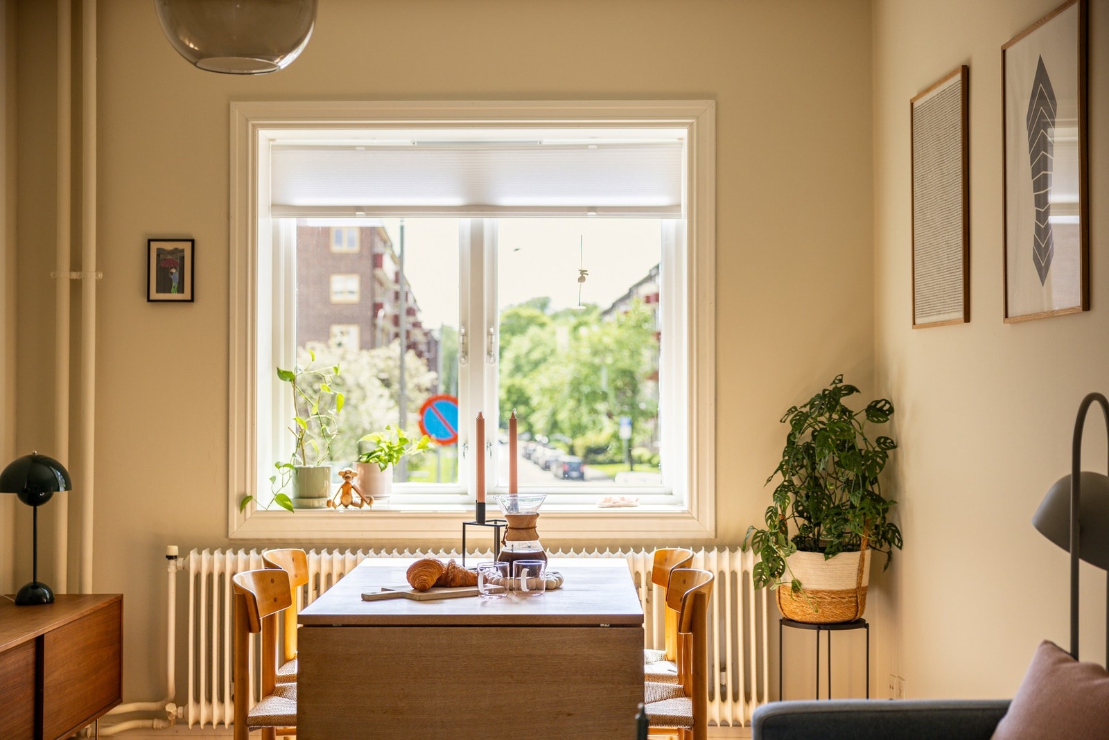 Store vindusflater slipper inn rikelig med naturlig lys, samtidig som det er minimalt med innsyn. Galleribilde
