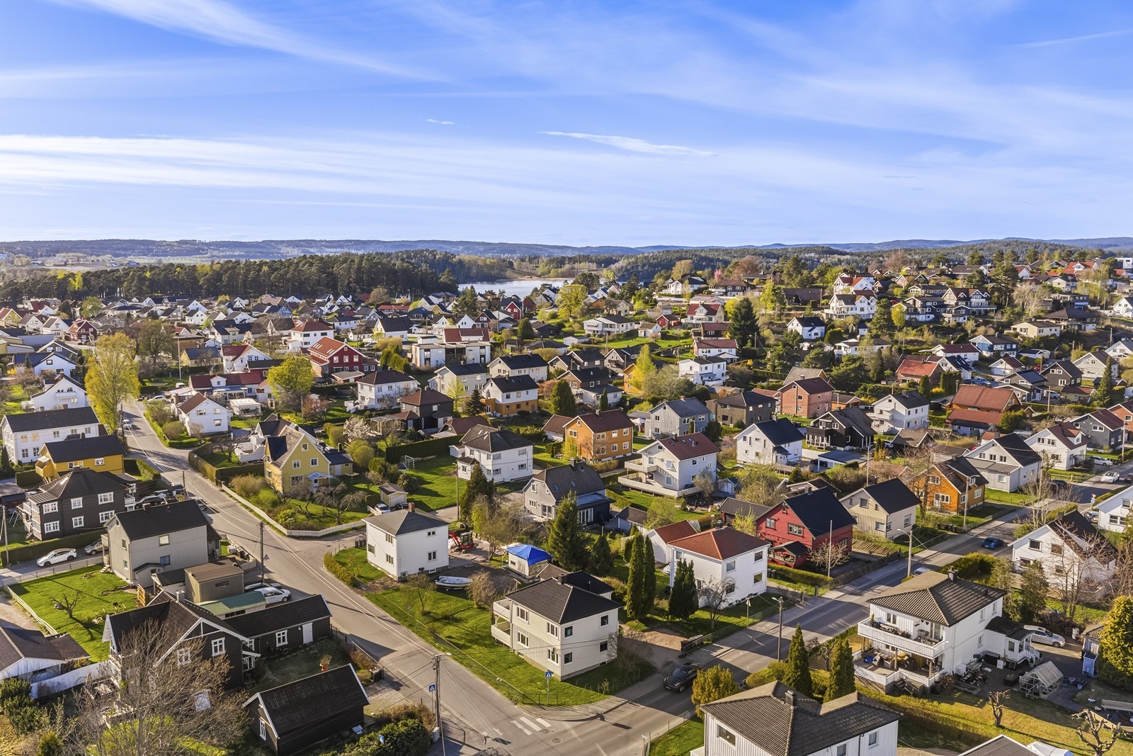 En innholdsrik tomannsbolig hvor leiligheten i 1. etasje er betydelig påkostet, med blant annet nytt kjøkken og bad fra 2022. Galleribilde
