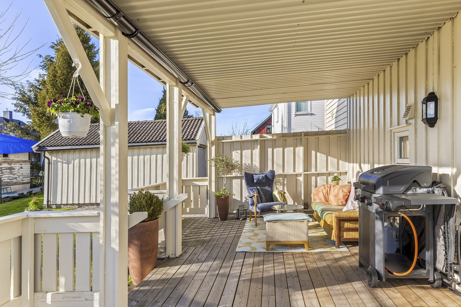 Den romslige terrassen i 1. etasje gir god plass til både sittegruppe og grill. Galleribilde