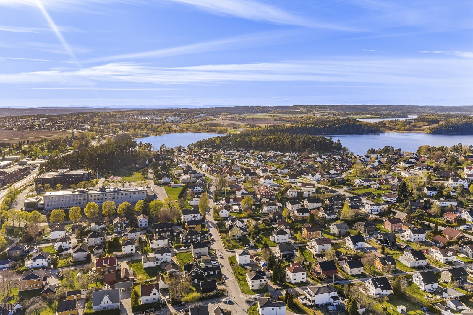 Kort avstand til Tunevannet med bade- og fiskemuligheter, samt til E6 for pendlere. Galleribilde
