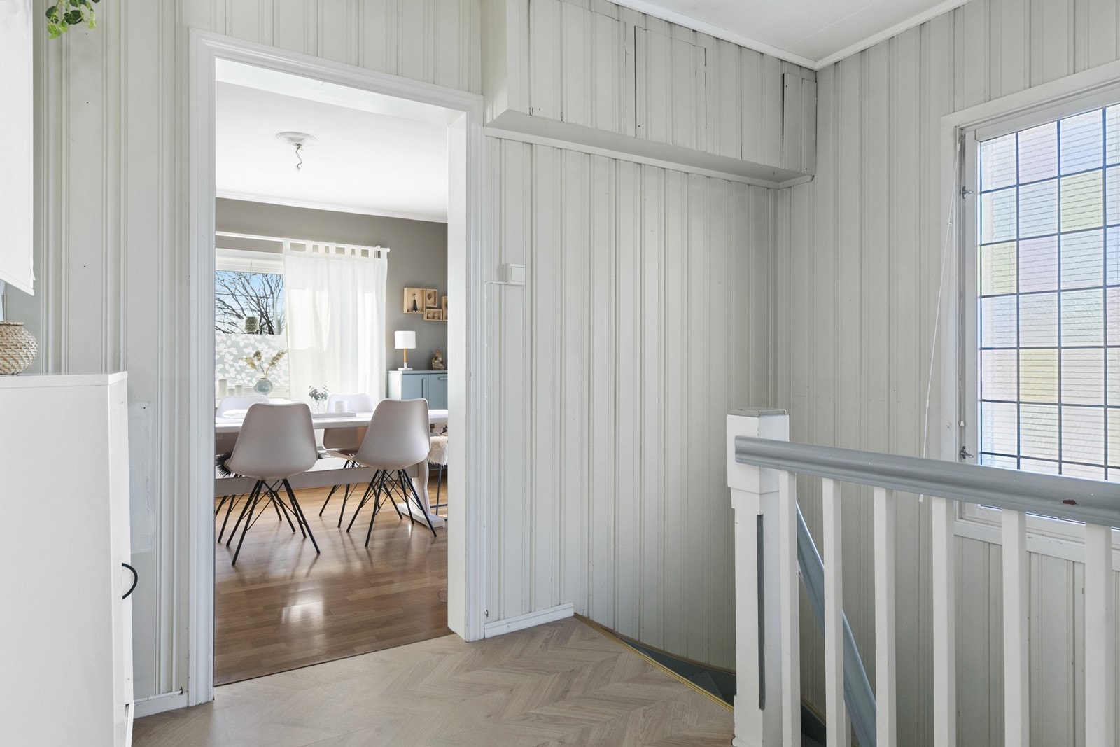 Velkommen opp til leiligheten i 2. etasje. Denne er i dag utleid og kan gi en god leieinntekt. Galleribilde