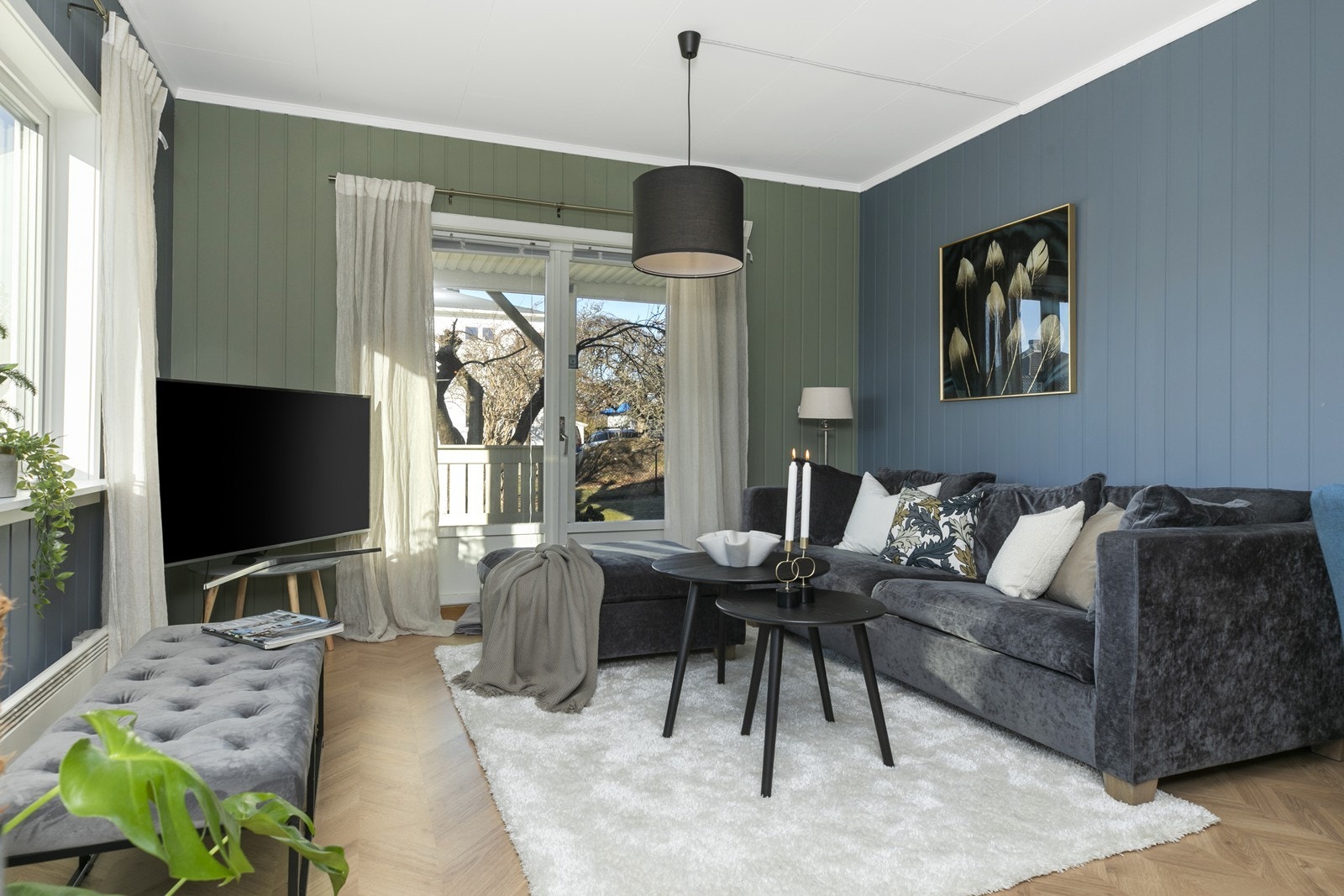 Fra stuen er det direkte utgang til den overbygde terrassen. Galleribilde