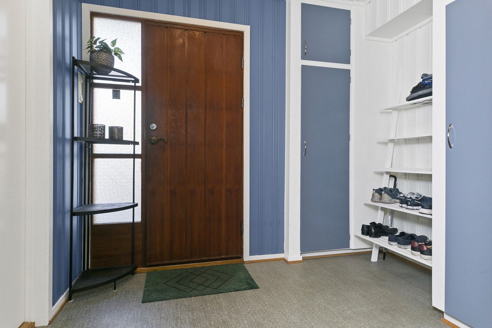Felles inngangsparti og trappegang som leder til de to separate leilighetene. Galleribilde