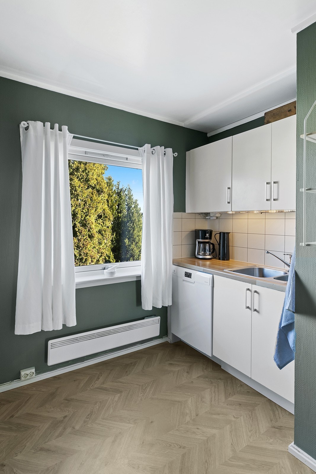Det er opplegg for frittstående komfyr, kjøl-/fryseskap og oppvaskmaskin. Galleribilde
