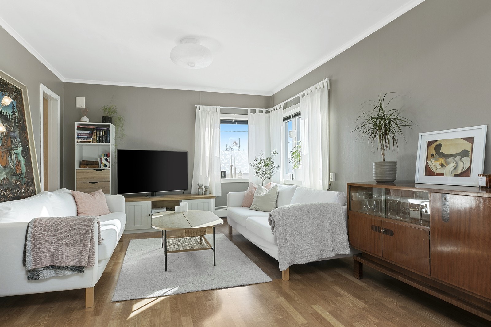 Stuen i 2. etasje har plass til en romslig sofagruppe. Galleribilde
