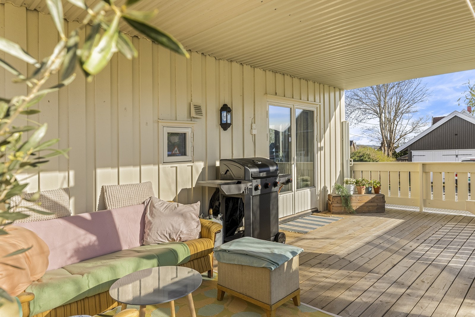 Også leiligheten i 2. etasje har en romslig, privat terrasse. Galleribilde