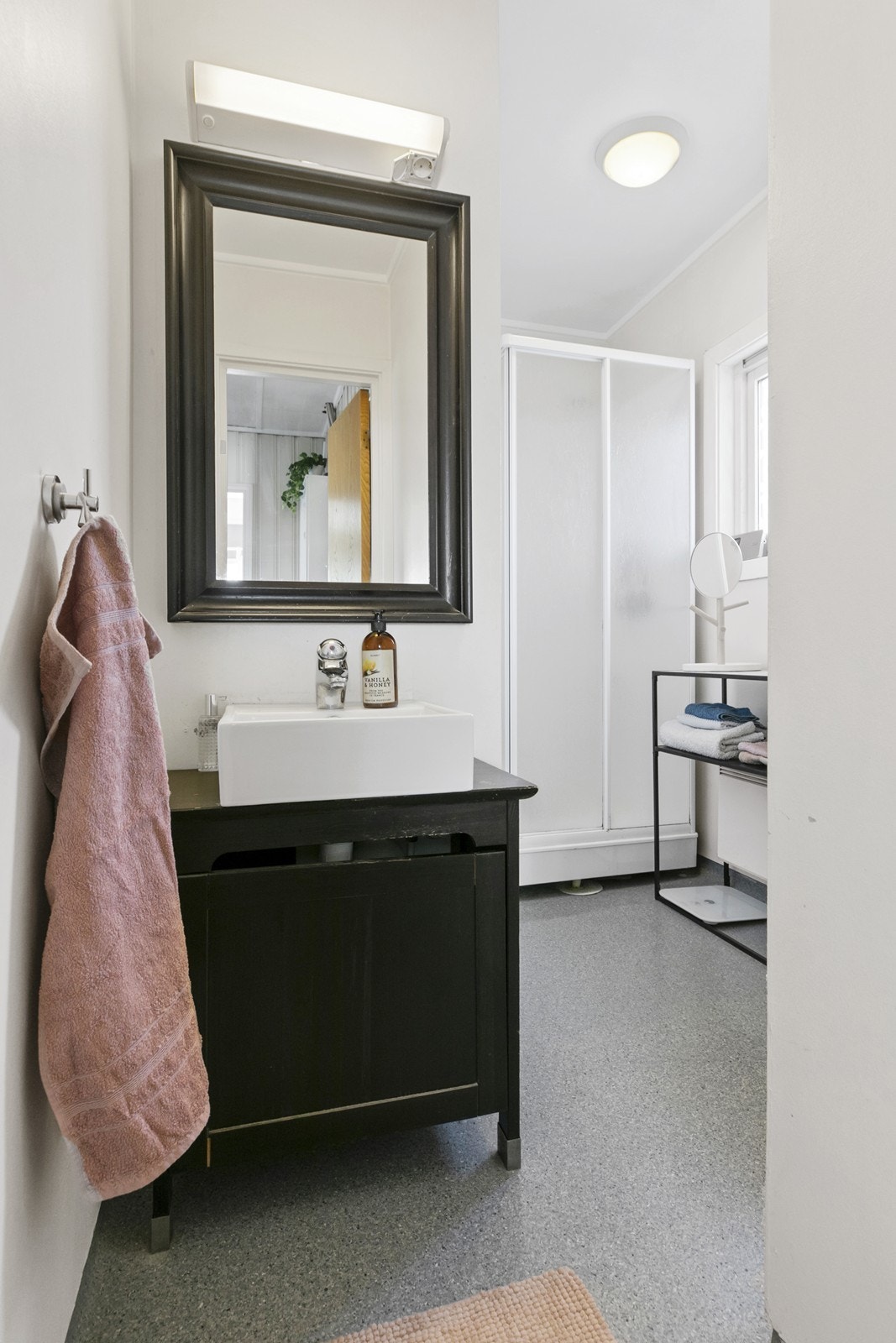 Badet i 2. etasje er utstyrt med servant, toalett og dusjkabinett. Galleribilde