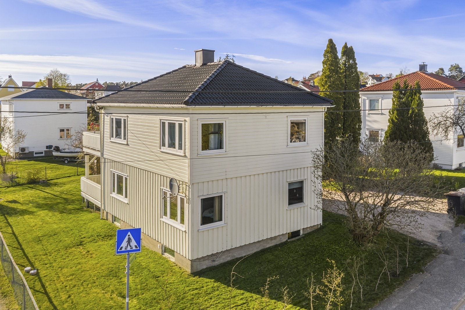 Liggende kledning mot sør og øst ble skiftet i 2014, og 2. etasje ble da etterisolert. Galleribilde