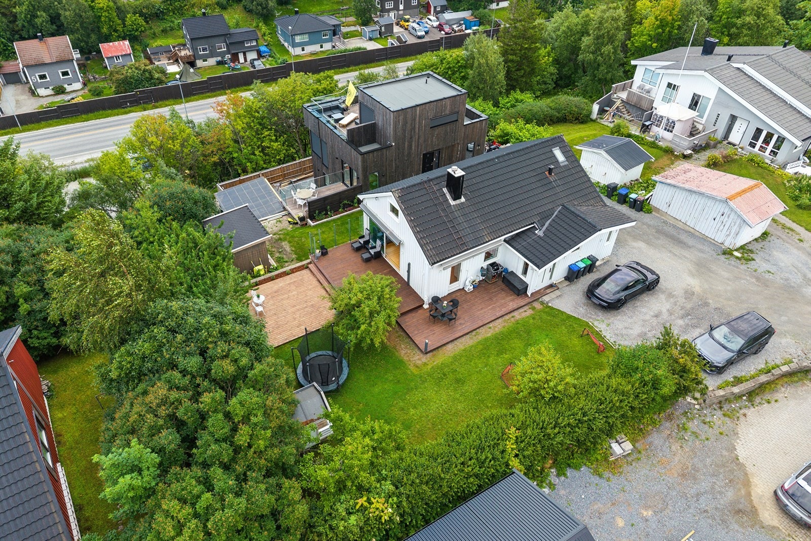 Tomten er flott opparbeidet med gruslagt innkjørsel, hage og terrasser Galleribilde