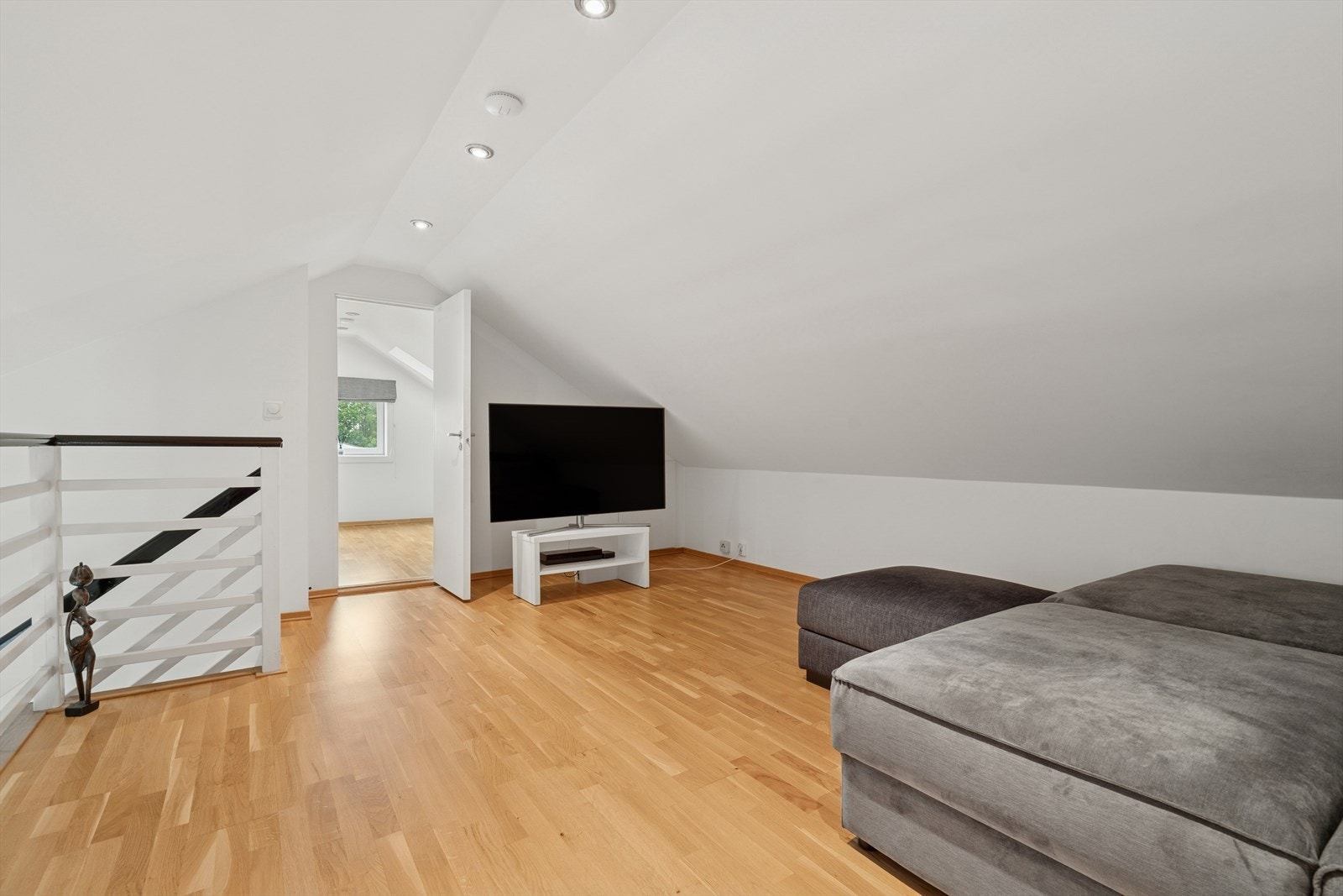 Loftstuen passer perfekt som ekstra TV-stue, oppholdsrom for barna eller lignende Galleribilde