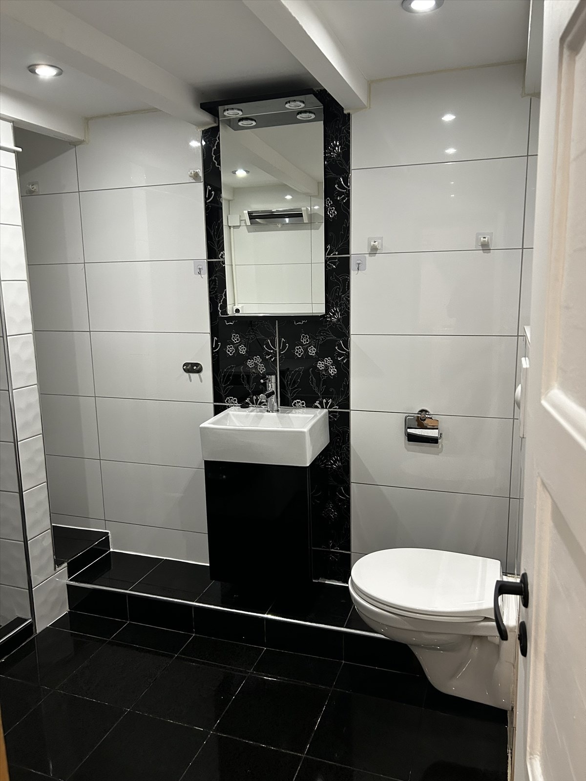 Hybel - Badet er utstyrt med toalett, dusjnisje, baderomsinnredning og opplegg for vaskemaskin Galleribilde