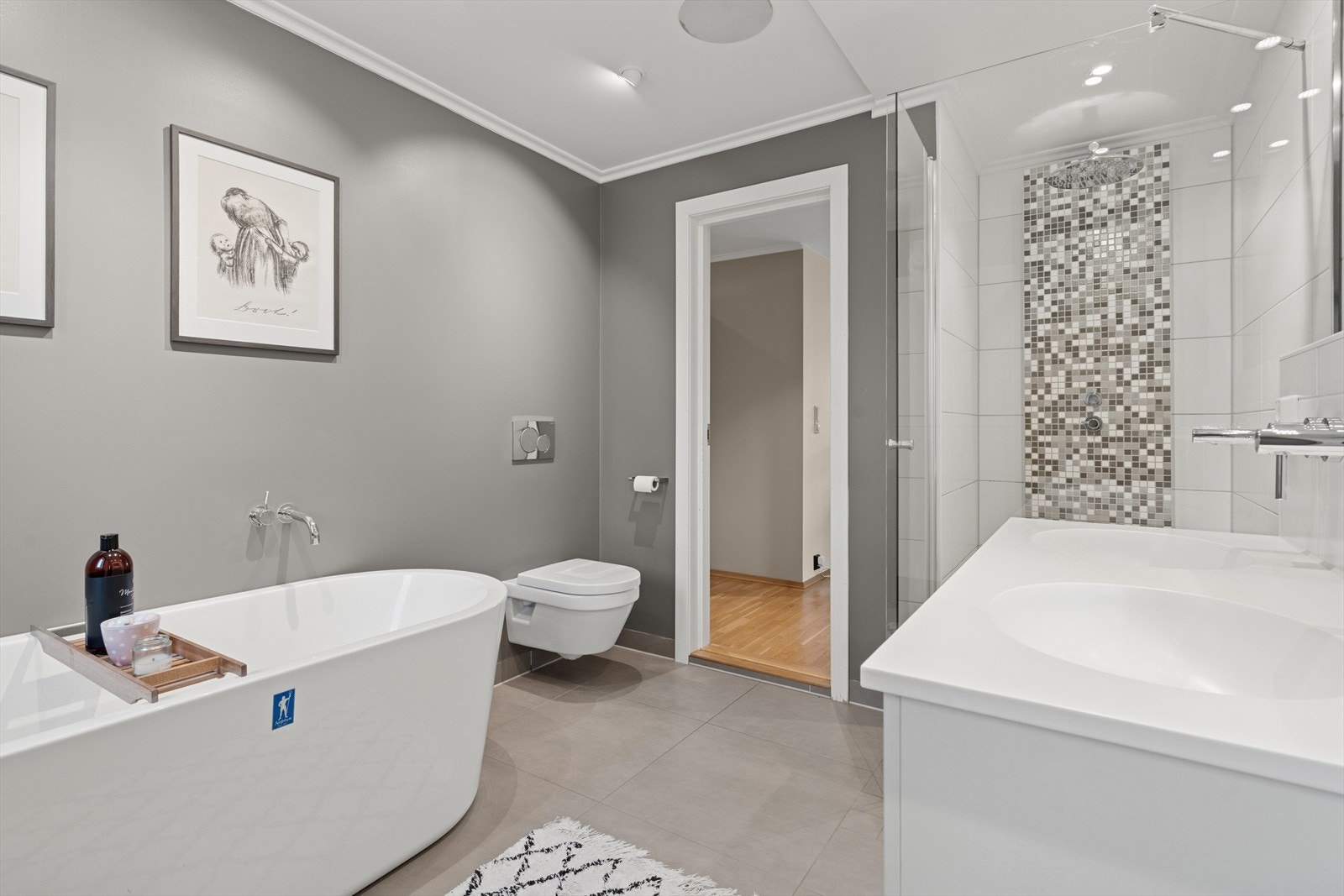 Badet ble oppgradert i 2015 - Det er benyttet store moderne gulvfliser, hvite veggfliser i dusjhjørnet og slette gråmalte vegger for øvrig Galleribilde