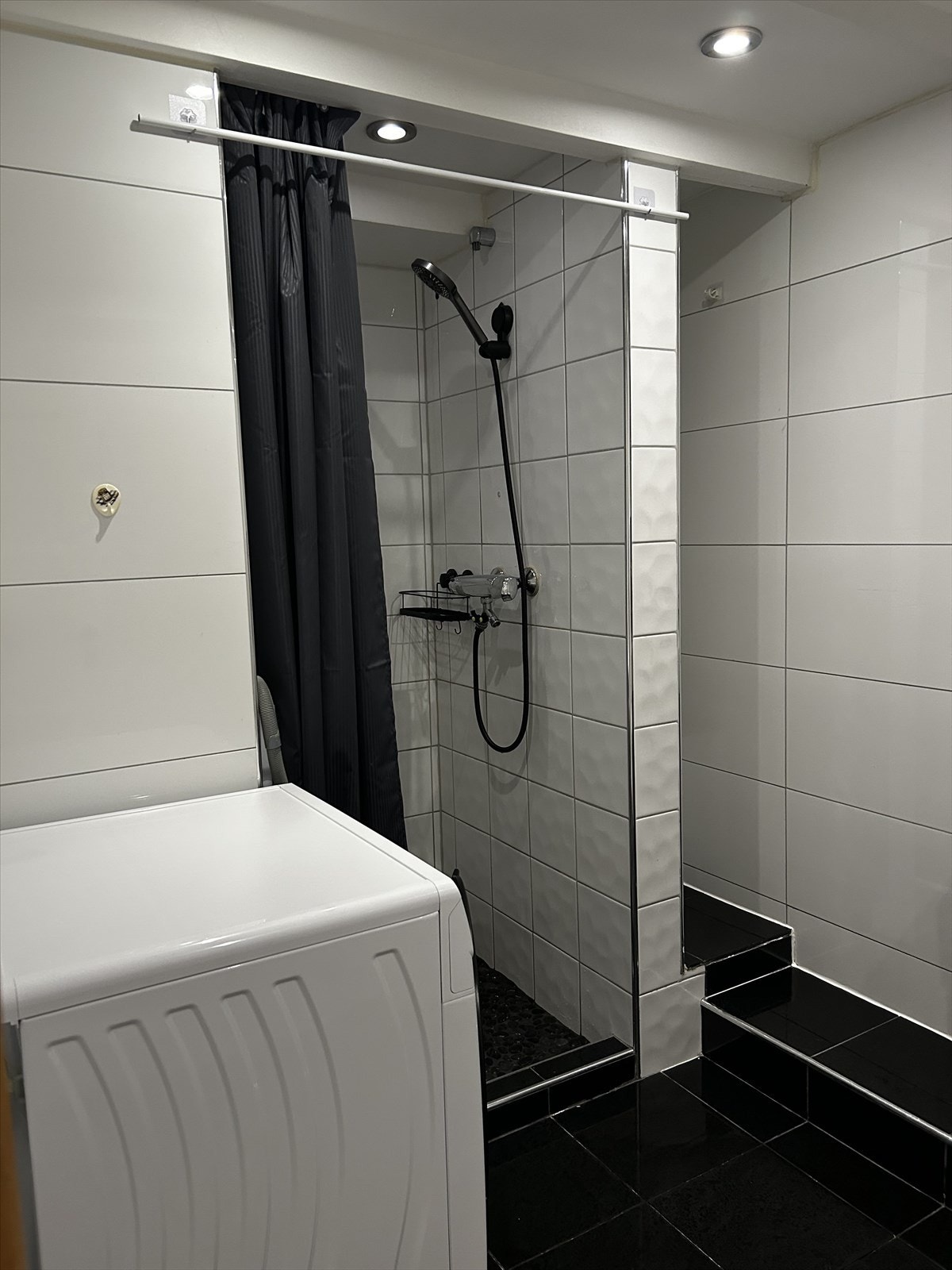 Hybel - Badet har flislagte overflater med mørke gulvfliser og hvite veggfliser (varmekabler fungerer ikke) Galleribilde