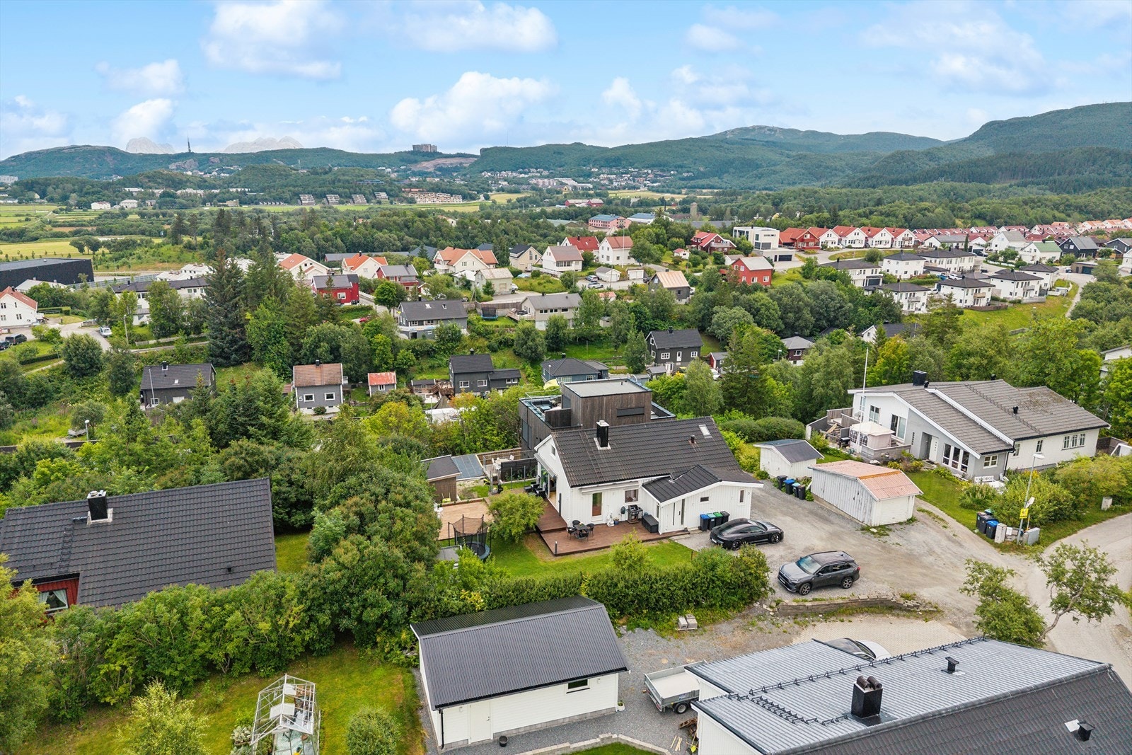 Eiendommen ligger høyt i terrenget, noe som gir svært gode solforhold og fin utsikt Galleribilde