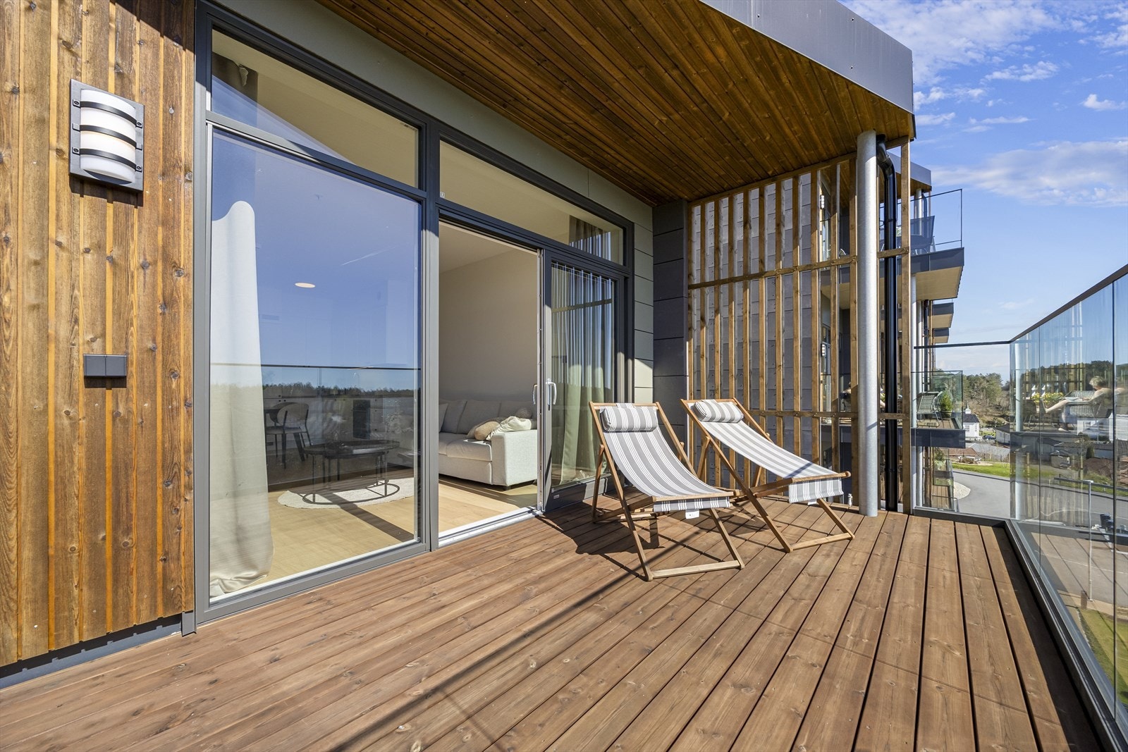 Romslig terrasse / balkong med delvis overbygg. Galleribilde