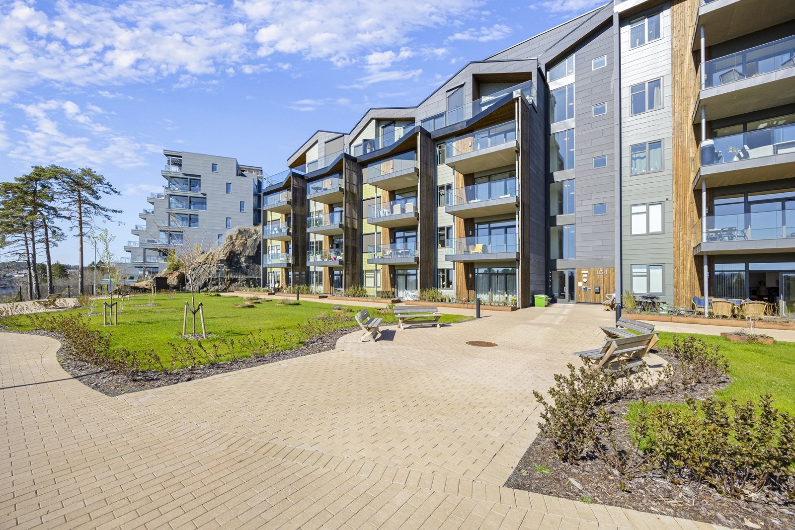 Det er for øvrig lagt vekt på fine uteområder med grøntarealer, pergola og benker slik at man kan ta med seg en kaffe og slå av en prat med de øvrige beboerne om ønskelig. Galleribilde