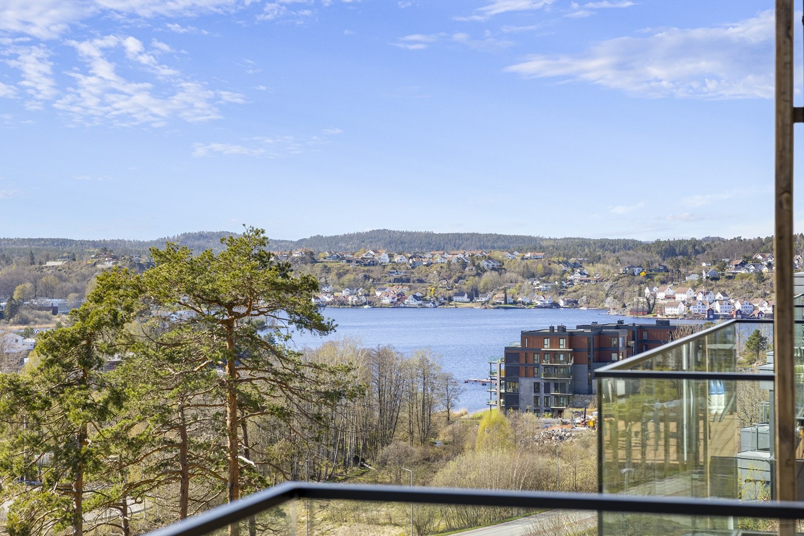 Leiligheten ligger i 4. etasje med luftig og storslått utsikt over områdene rundt, His området og Hølen. Her er det med flotte turområder rett på utsiden av inngangsdøren. Galleribilde