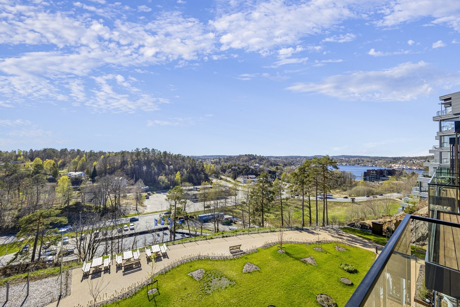 kort gangavstand og sti ned til dagligvarebutikk og apotek samt jevnlig bussforbindelse til Arendal sentrum, Grimstad, Kristiansand m.m. Det er etablert en snarvei/gangvei ned fra His terrasse mot butikken. Galleribilde
