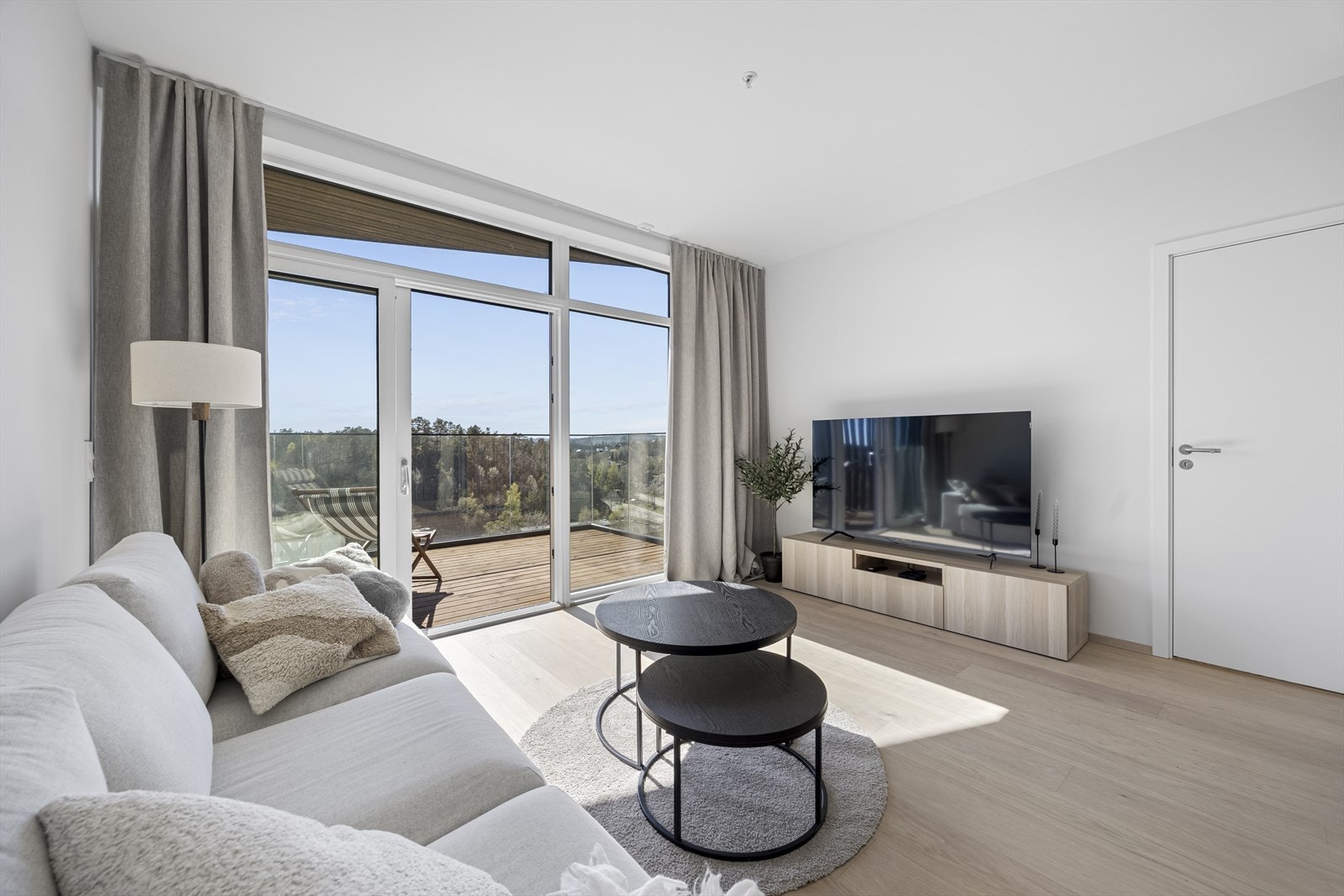 Nyere gjennomgående leilighet som og inneholder vindfang/gang, 2 soverom, bad/wc. Stue med kjøkkenløsning, spiseplass og utgang til solrik terrasse mot sydvest. Galleribilde