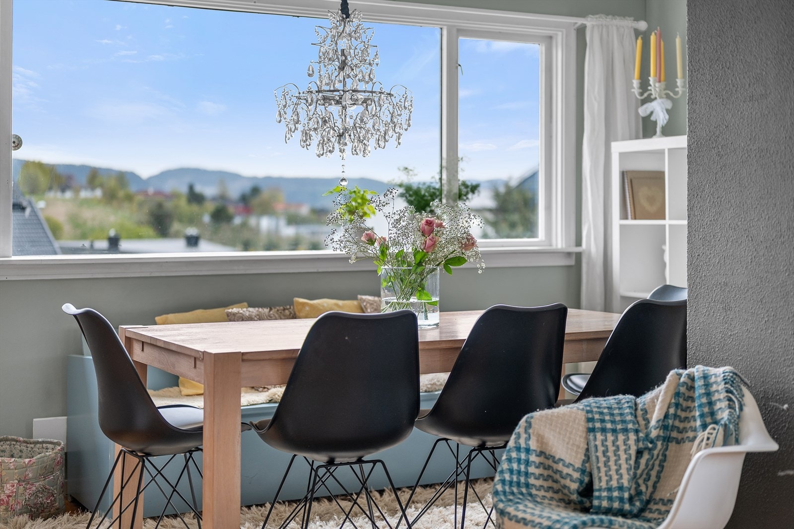 Fra spisestuen er det herlig utsikt mot fjellandskap Galleribilde