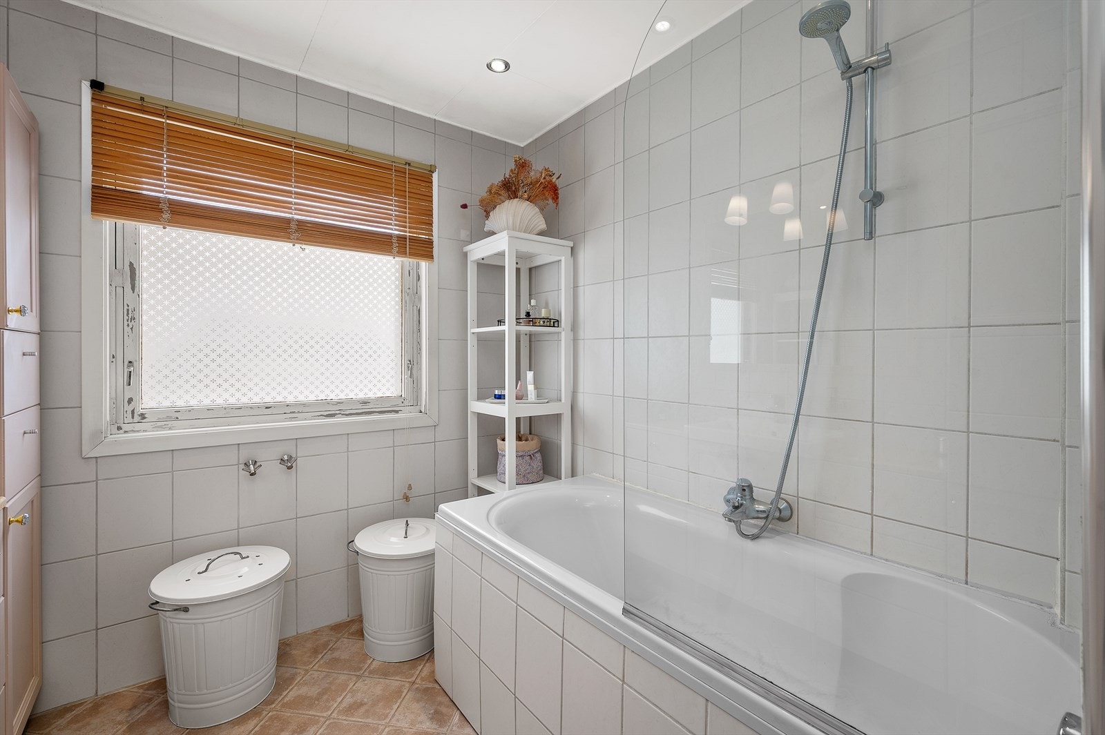 godt med skapplass, badekar med dusjløsning og downlights i himling Galleribilde