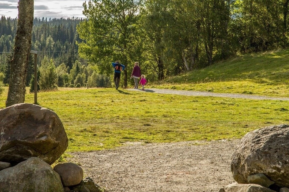 Her vil man bo sentralt med det meste man trenger i det daglige i kort avstand fra boligen, samt nydelig Bymarka som kommer godt med i en travel hverdag samt gode familieturer i helgene Galleribilde
