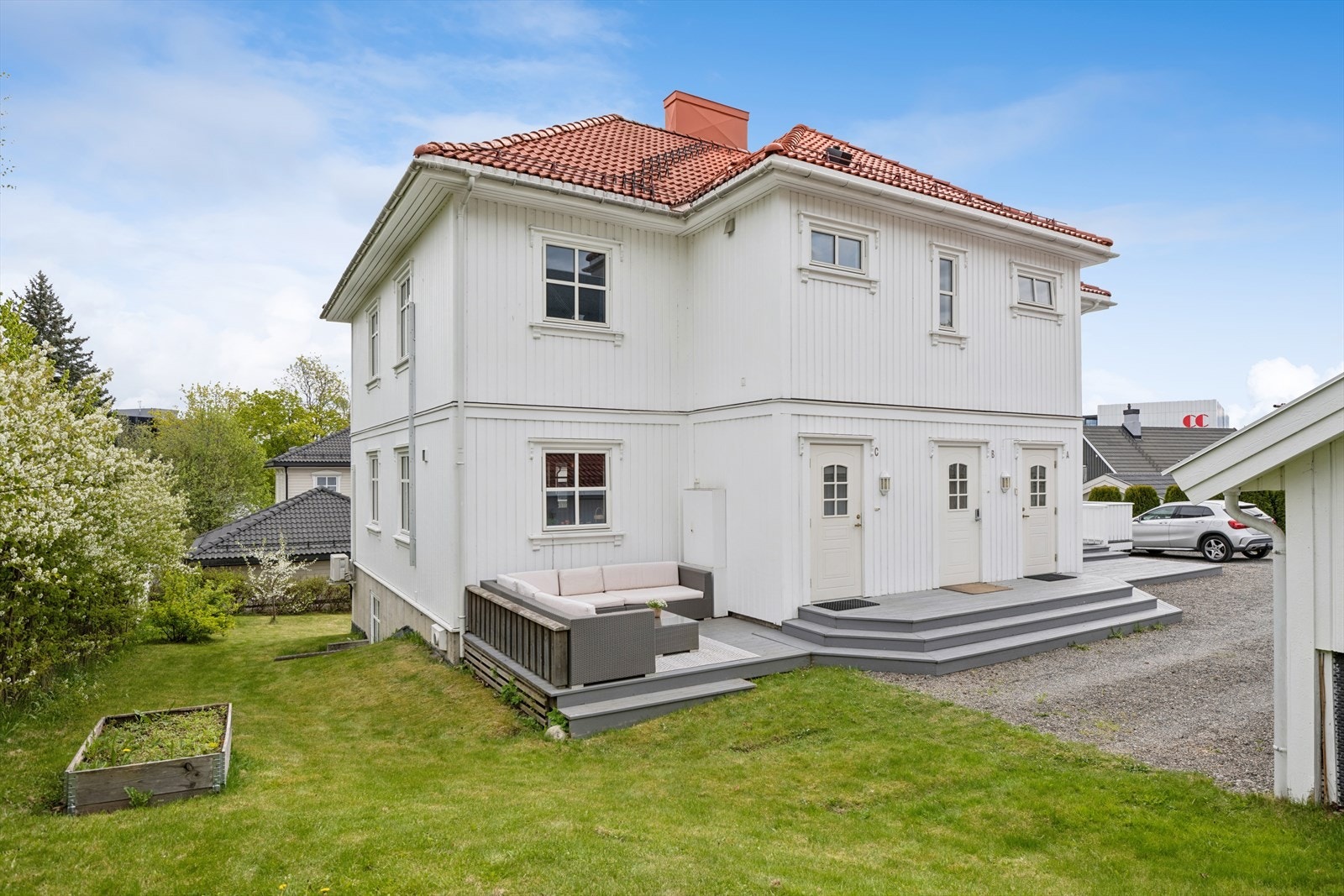 Sameiets eiet tomt er opparbeidet med plen og ligger i et svakt skrånende terreng. Eiendommen er en del av et eierseksjonssameie fordelt på 3 seksjoner. Galleribilde