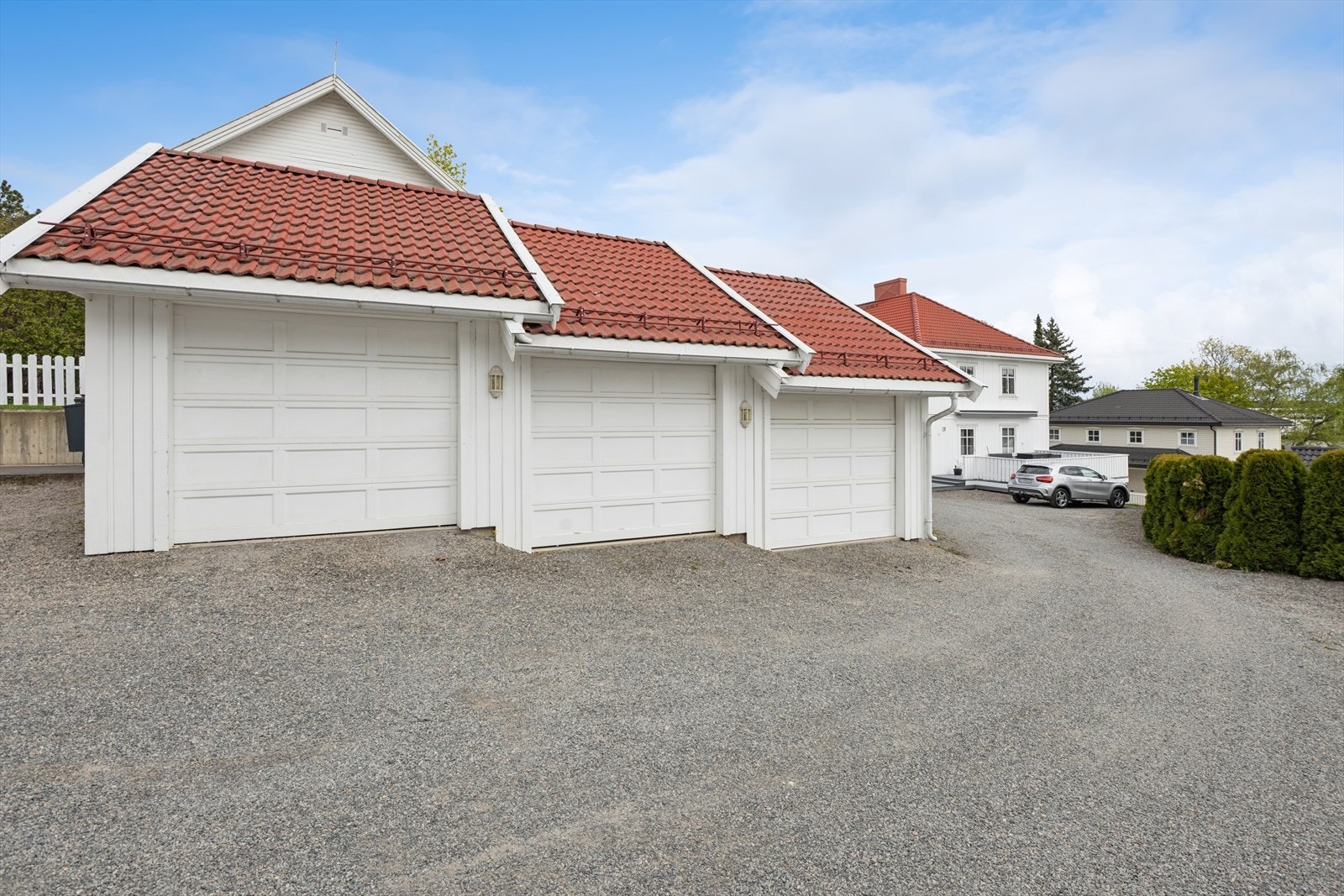Til leiligheten hører en garasjeplass på 17 m² i felles garasjeanlegg, samt en utvendig bod på 5 m² ved inngangspartiet. Galleribilde