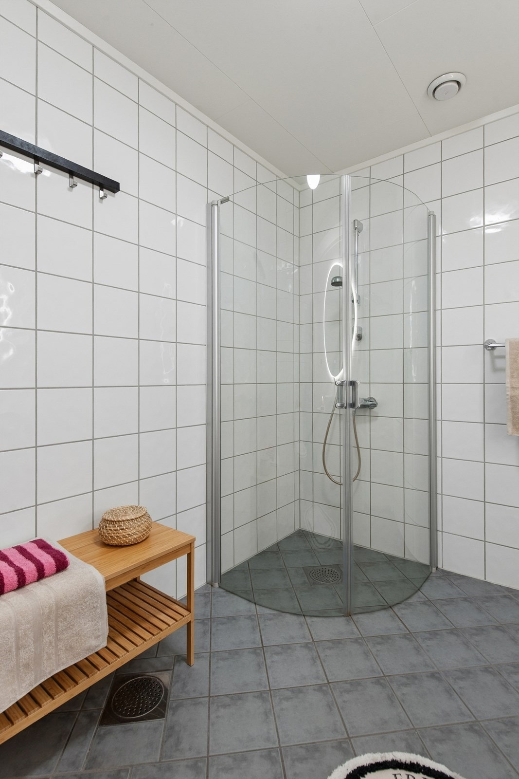 Badet er også utstyrt med toalett og dusjhjørne med glassdører. Galleribilde