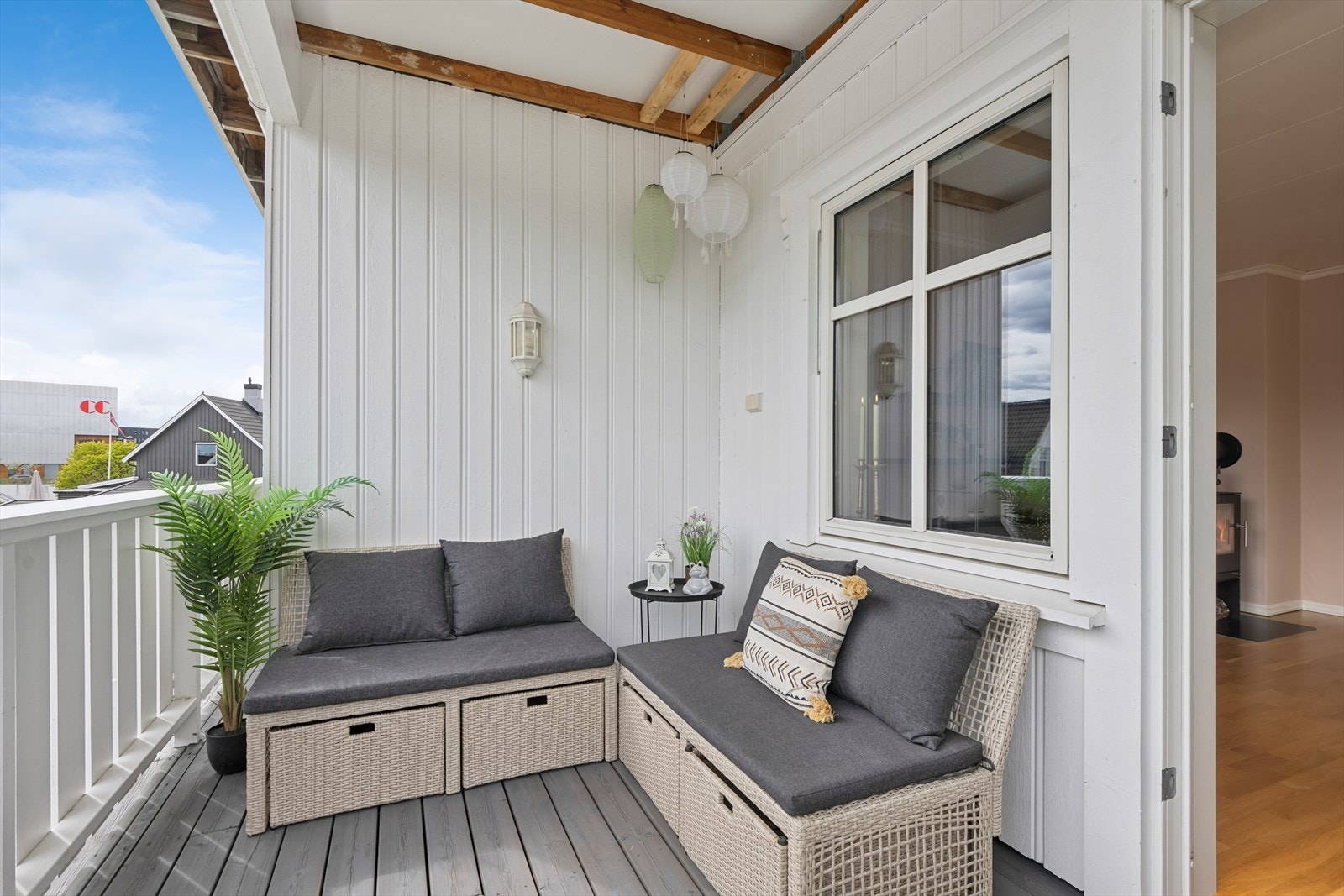 Fra stuen er det utgang til en syd-østvendt terrasse med plass til hagemøbler. Galleribilde