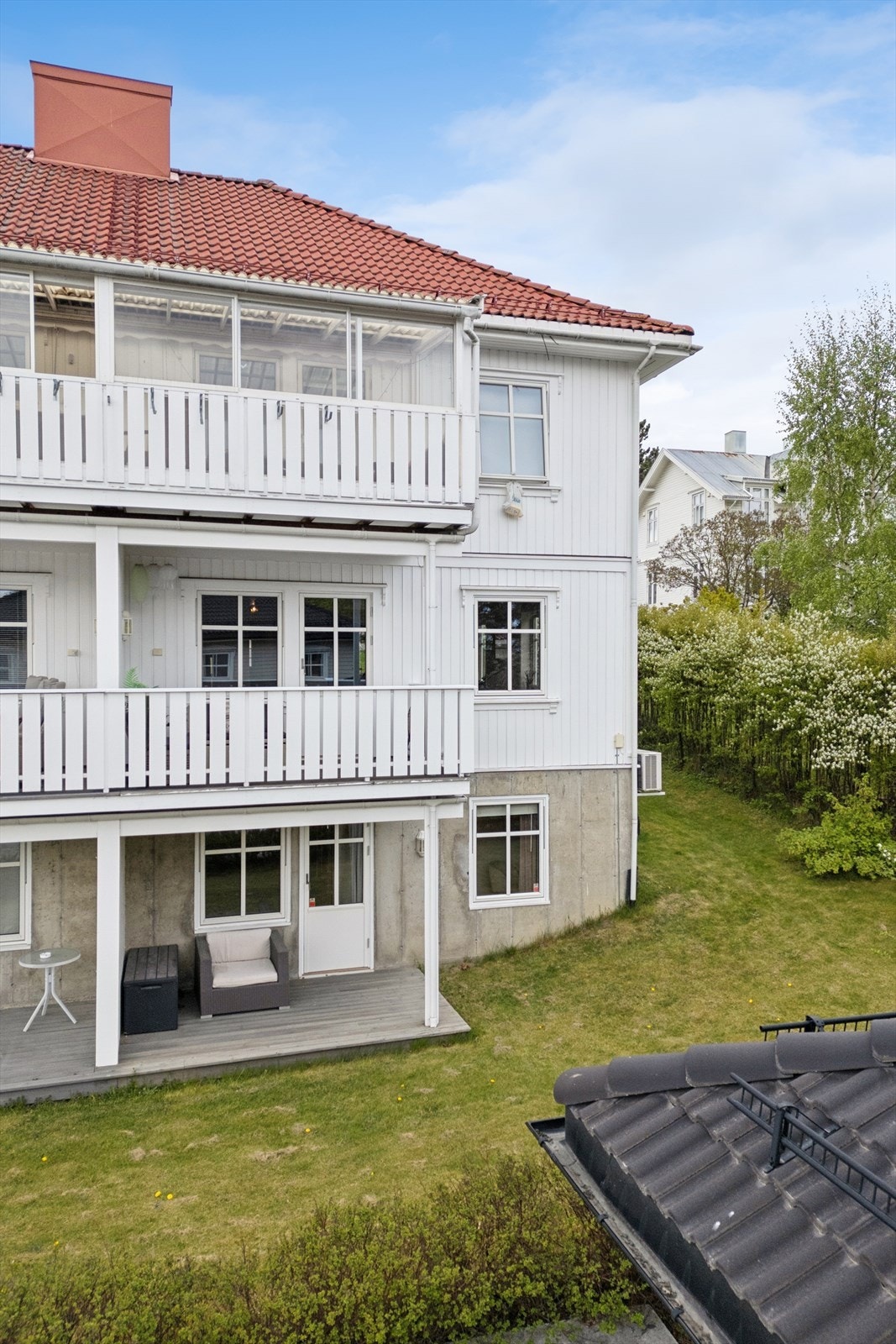En innholdsrik eierleilighet over to plan med garasjeplass, utvendig bod og flere fine uteplasser. Galleribilde