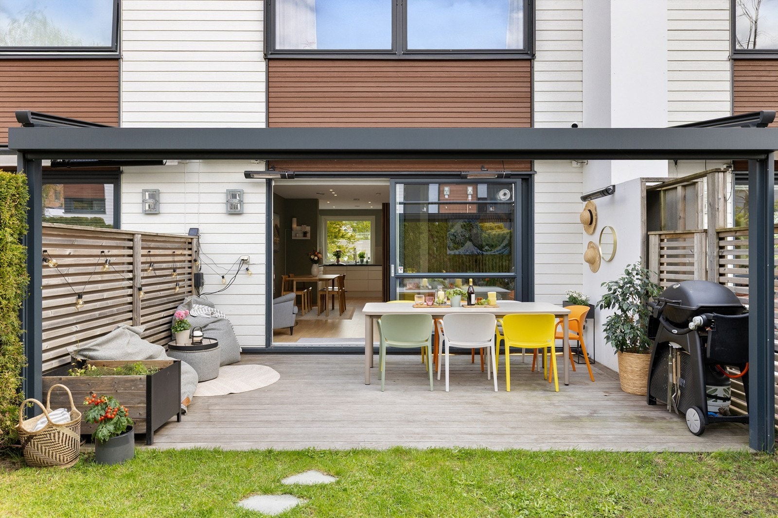 Fra stuen er det direkte utgang til markterrassen, som fungerer som en naturlig forlengelse av oppholdsrommet og egner seg godt til utemøbler og sosiale sammenkomster i sommerhalvåret. Galleribilde