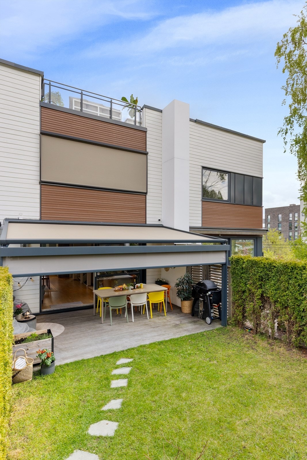 Pergolaen beskytter både mot sol, regn og vind og gir en fleksibel bruk av uteområdene. Galleribilde